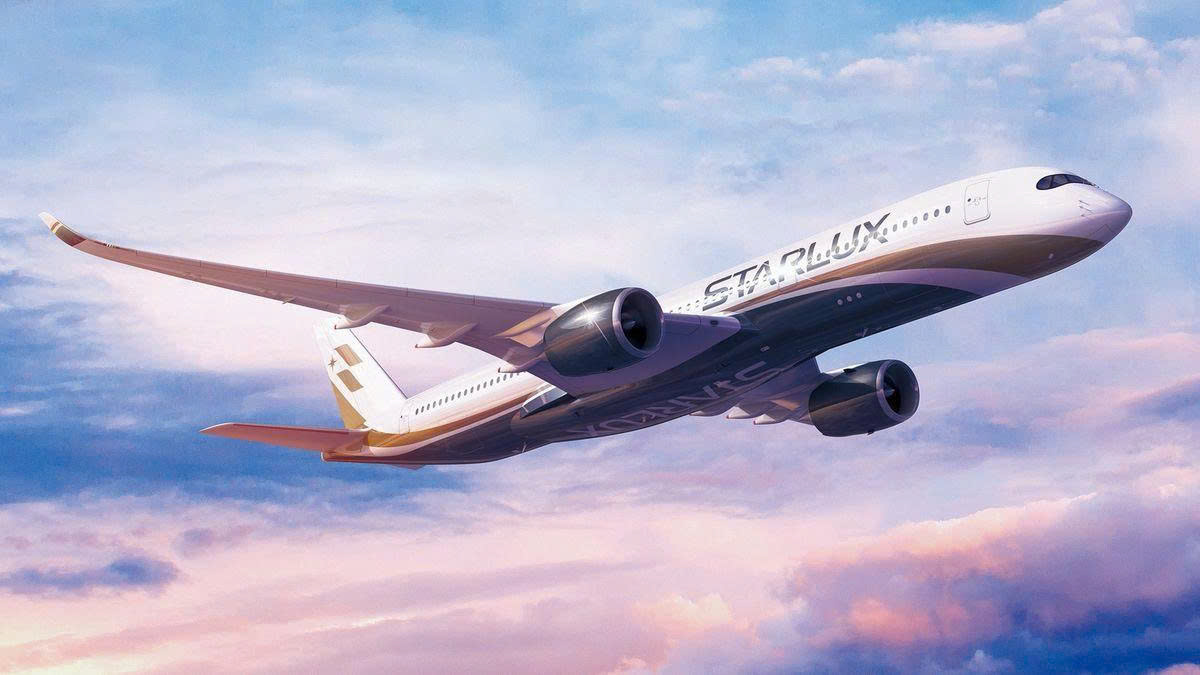 Máy bay STARLUX