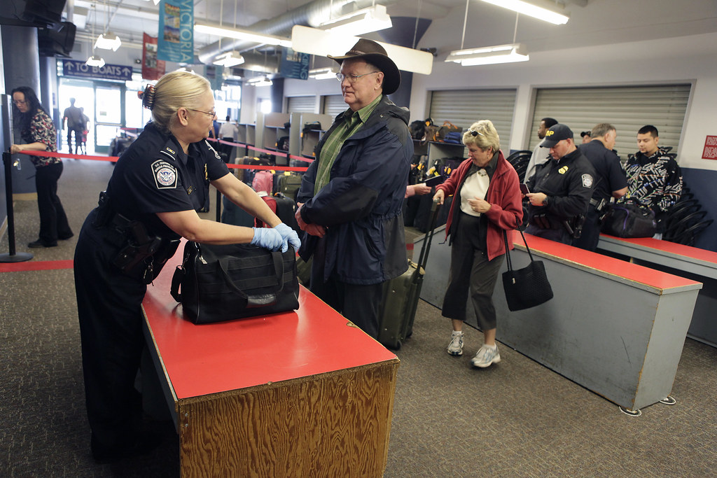 Kiểm tra hành lý nhập cảnh Mỹ